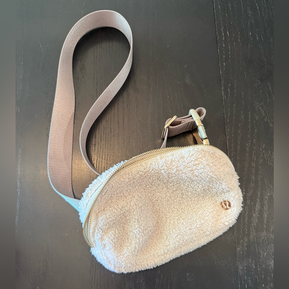 Lululemon Sherpa Belt Bag Cream - 1L
